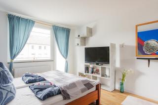 - Stellar Haven Deluxe with Cosmic Design - 3-Room Space-Themed Apartment 75 qm - Central Location - Balcony - Renovated 2024 with TV & Netflix - Full Kitchen - Free Parking - Near Metro & Airport - Galaxy-Inspired Interior - - Duisburgo - 7
