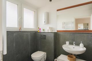 - Stellar Haven Deluxe with Cosmic Design - 3-Room Space-Themed Apartment 75 qm - Central Location - Balcony - Renovated 2024 with TV & Netflix - Full Kitchen - Free Parking - Near Metro & Airport - Galaxy-Inspired Interior - - Duisburgo - 5