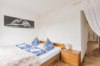 - Stellar Haven Deluxe with Cosmic Design - 3-Room Space-Themed Apartment 75 qm - Central Location - Balcony - Renovated 2024 with TV & Netflix - Full Kitchen - Free Parking - Near Metro & Airport - Galaxy-Inspired Interior - - Duisburgo - 6