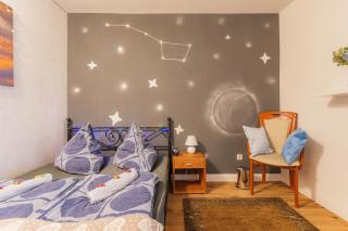 - Stellar Haven Deluxe with Cosmic Design - 3-Room Space-Themed Apartment 75 qm - Central Location - Balcony - Renovated 2024 with TV & Netflix - Full Kitchen - Free Parking - Near Metro & Airport - Galaxy-Inspired Interior - - Duisburgo - 9