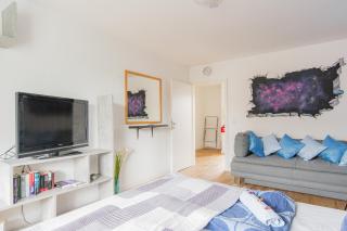 - Stellar Haven Deluxe with Cosmic Design - 3-Room Space-Themed Apartment 75 qm - Central Location - Balcony - Renovated 2024 with TV & Netflix - Full Kitchen - Free Parking - Near Metro & Airport - Galaxy-Inspired Interior - - Duisburgo - 8