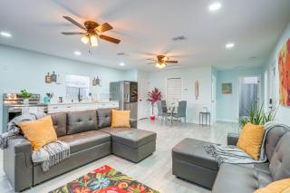 12 Mi to Dtwn Tampa Vibrant Home with Outdoor Space - Lutz - 0