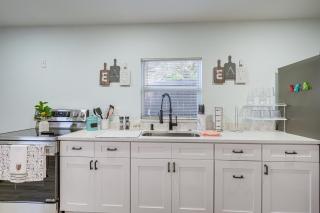12 Mi to Dtwn Tampa Vibrant Home with Outdoor Space - Lutz - 1