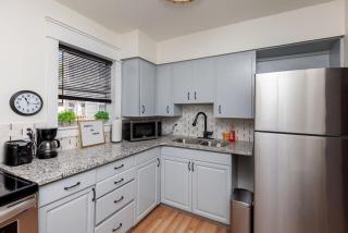 Spacious 9BR Home Ideal for Groups Near Downtown - Des Moines - 7