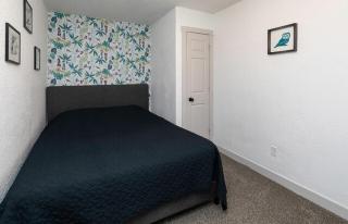 Spacious 9BR Home Ideal for Groups Near Downtown - Des Moines - 4