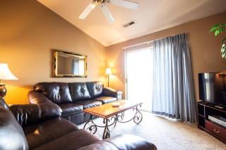 Top Floor Eagles Nest Condo with Pool and Hot Tub and Lake Views next to SDC - Branson - 7