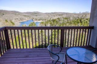 Top Floor Eagles Nest Condo with Pool and Hot Tub and Lake Views next to SDC - Branson - 1