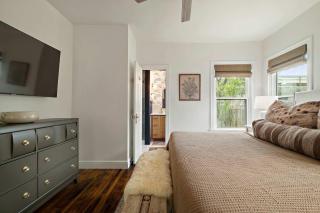Charming Cherrywood Bungalow - 2BR - Firepit - UT - Austin - 1