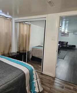 Queen bedroom - Toronto - 2