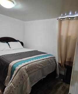 Queen bedroom - Toronto - 3