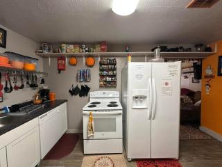 EZ 1 mile to Fort Sill! Pumpkin Cottage sleeps 9, grills, firepit, laundry - 5