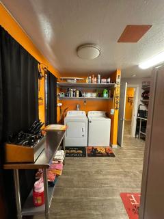 EZ 1 mile to Fort Sill! Pumpkin Cottage sleeps 9, grills, firepit, laundry - Lawton - 4