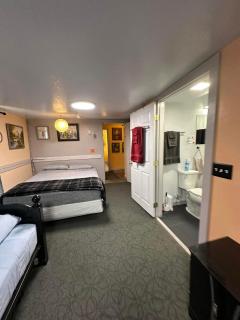 EZ 1 mile to Fort Sill! Pumpkin Cottage sleeps 9, grills, firepit, laundry - Lawton - 3