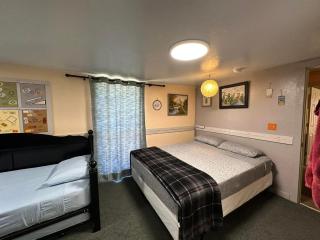 EZ 1 mile to Fort Sill! Pumpkin Cottage sleeps 9, grills, firepit, laundry - Lawton - 2