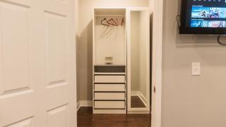 Incredible King Bed Room Private Bathroom - Lithonia - 8
