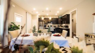 Incredible King Bed Room Private Bathroom - Lithonia - 6