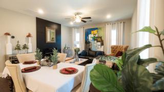 Incredible King Bed Room Private Bathroom - Lithonia - 1