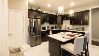 Incredible King Bed Room Private Bathroom - Lithonia - 5