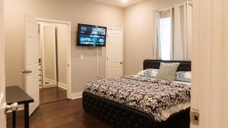 Incredible King Bed Room Private Bathroom - Lithonia - 0