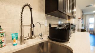 Incredible King Bed Room Private Bathroom - Lithonia - 4