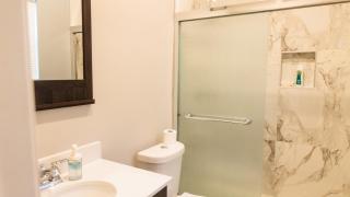 Incredible King Bed Room Private Bathroom - Lithonia - 9