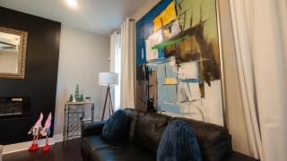 Incredible King Bed Room Private Bathroom - Lithonia - 2