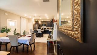 Incredible King Bed Room Private Bathroom - Lithonia - 3