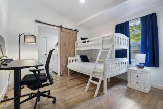 House & Tiny with peaceful deck & outdoor spaces - Austin - 6