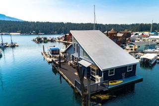 Charming Waterfront Float Home with Panoramic Lake Views - Athol - 0