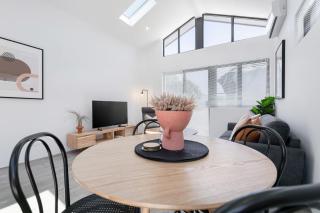 Living luxe in Yokine - King bed and FREE parking - 1
