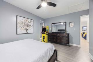Midtown Modern Apt w Arcade 8 miles to FT Moore - Columbus - 3