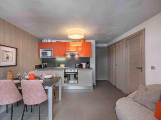 Appartement Raffiné à Courchevel Moriond, 4 Étoiles, Près des Remontées Mécaniques - FR-1-563-99 - 2