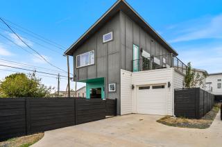 Luxury Stay Near Downtown & Airport! - Austin - 9