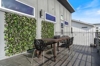 Luxury Stay Near Downtown & Airport! - Austin - 5