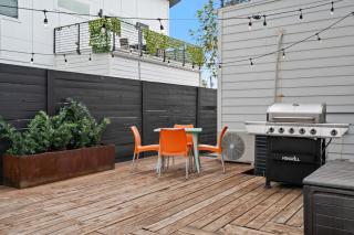 Luxury Stay Near Downtown & Airport! - Austin - 1