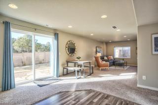 Lindenmere Retreat Private Basement w Fire Pit - 2