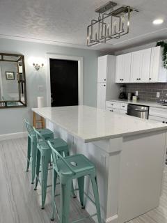 Beach Getaway,Walk orBike to beach,Fenced for doggie, Large Driveway - Naples - 0
