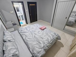 Modern 1BR City View - Ajman - 5