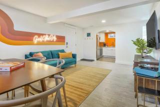 Skyline Vibes Groovy 70s Style City & Mtn Views - 4