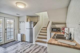 Panoramic Valley Downtown Basement Suite - 6