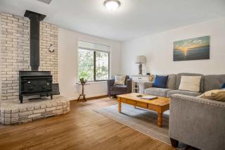 #StayInMyDistrict Cozy Rockaway Beach Cottage - 0