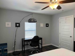 South Austin Cottage with Fiber Internet - 8