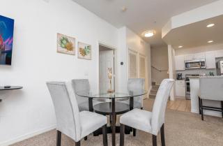 Spectacular townhouse with themed room - 4