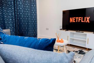 Modern 2BR Retreat in Southampton - Balcony, Free parking & Wifi - Southampton - 6
