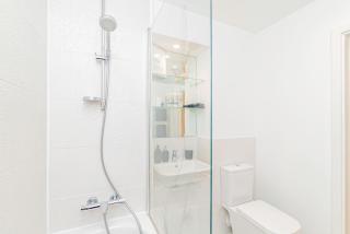 Modern 2BR Retreat in Southampton - Balcony, Free parking & Wifi - Southampton - 5