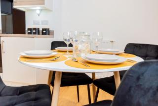Modern 2BR Retreat in Southampton - Balcony, Free parking & Wifi - Southampton - 4