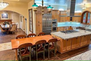 Luxury Mansion w Sauna Shower and Hot Tub - 9