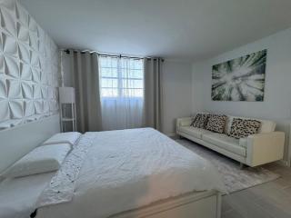 Beachfront stylish one bedroom in the Tides in Hollywood - 2