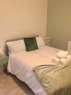 5 BEDROOM House Bills Inc - Killingbeck - 3