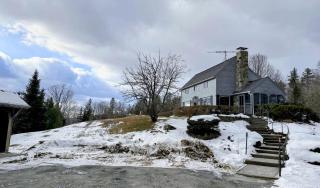 5H Charming Hilltop Farmhouse with Stunning Views & Modern Comforts Near Mountain View Grand Resort - 9